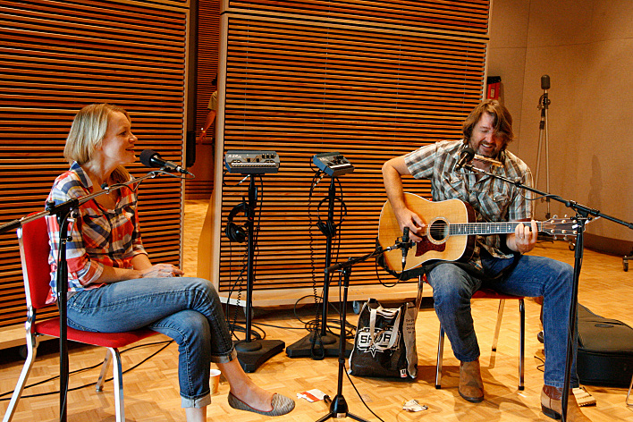 Kelly Willis and Bruce Robison perform in the Radio Heartland studio. Kelly Willis and Bruce Robison perform in the Radio Heartland studio.
